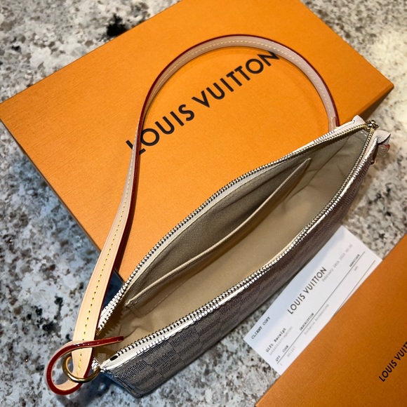 Louis Vuitton Pochette Accessoire Azur - Picture 8 of 12